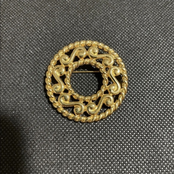 Monet signed gold tone textured brooch/pin 1.8" diameter vintage. - Picture 1 of 3